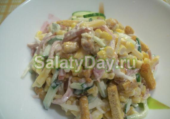 Видео рецепт: Салат с сухариками, ветчиной и кукурузой Чтобы приготовить лёгкий и витаминный салат, следует подготовить